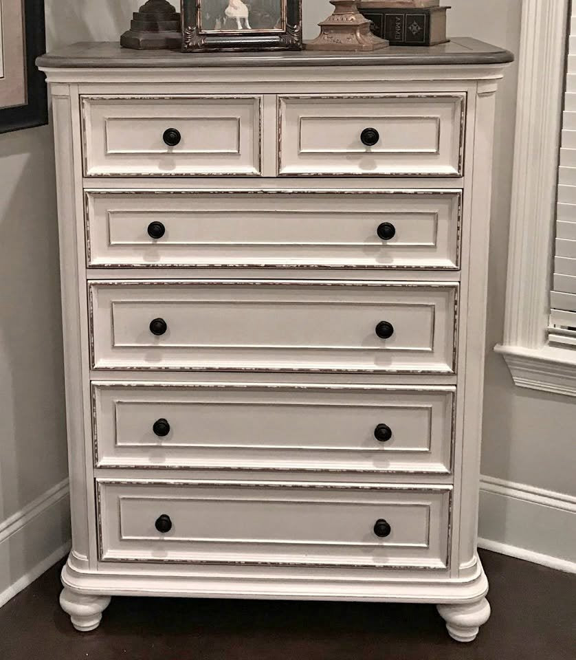 1624 Baylesford Antique White Bedroom Set