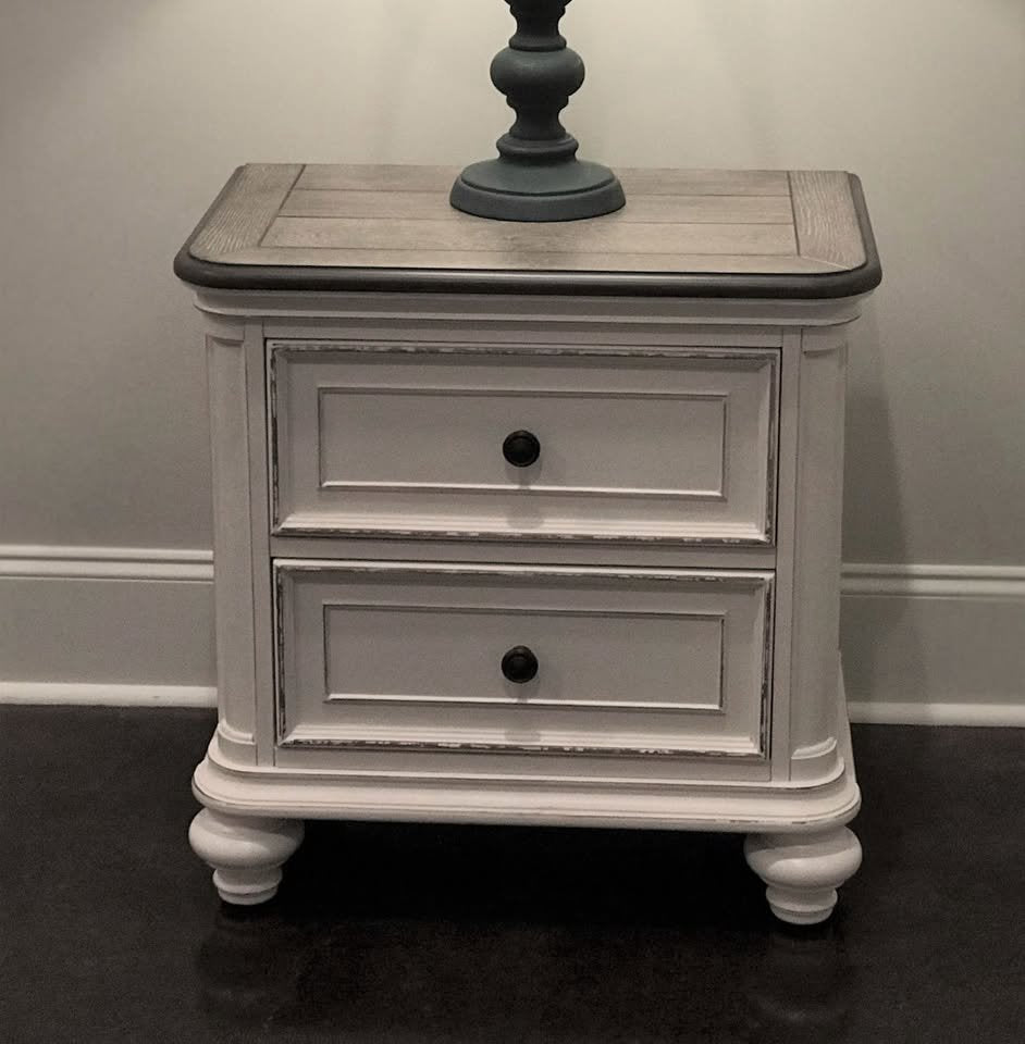 1624 Baylesford Antique White Bedroom Set