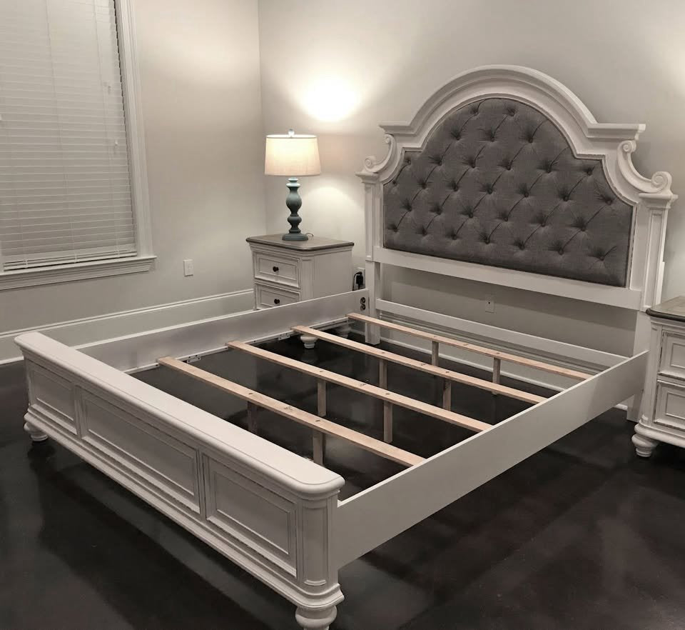 1624 Baylesford Antique White Bedroom Set