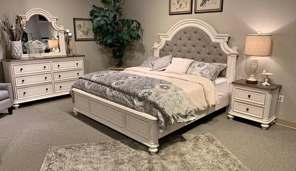 1624 Baylesford Antique White Bedroom Set