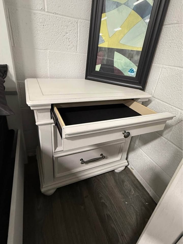 B777 Traditional Ashley Kanwyn Bedroom Set