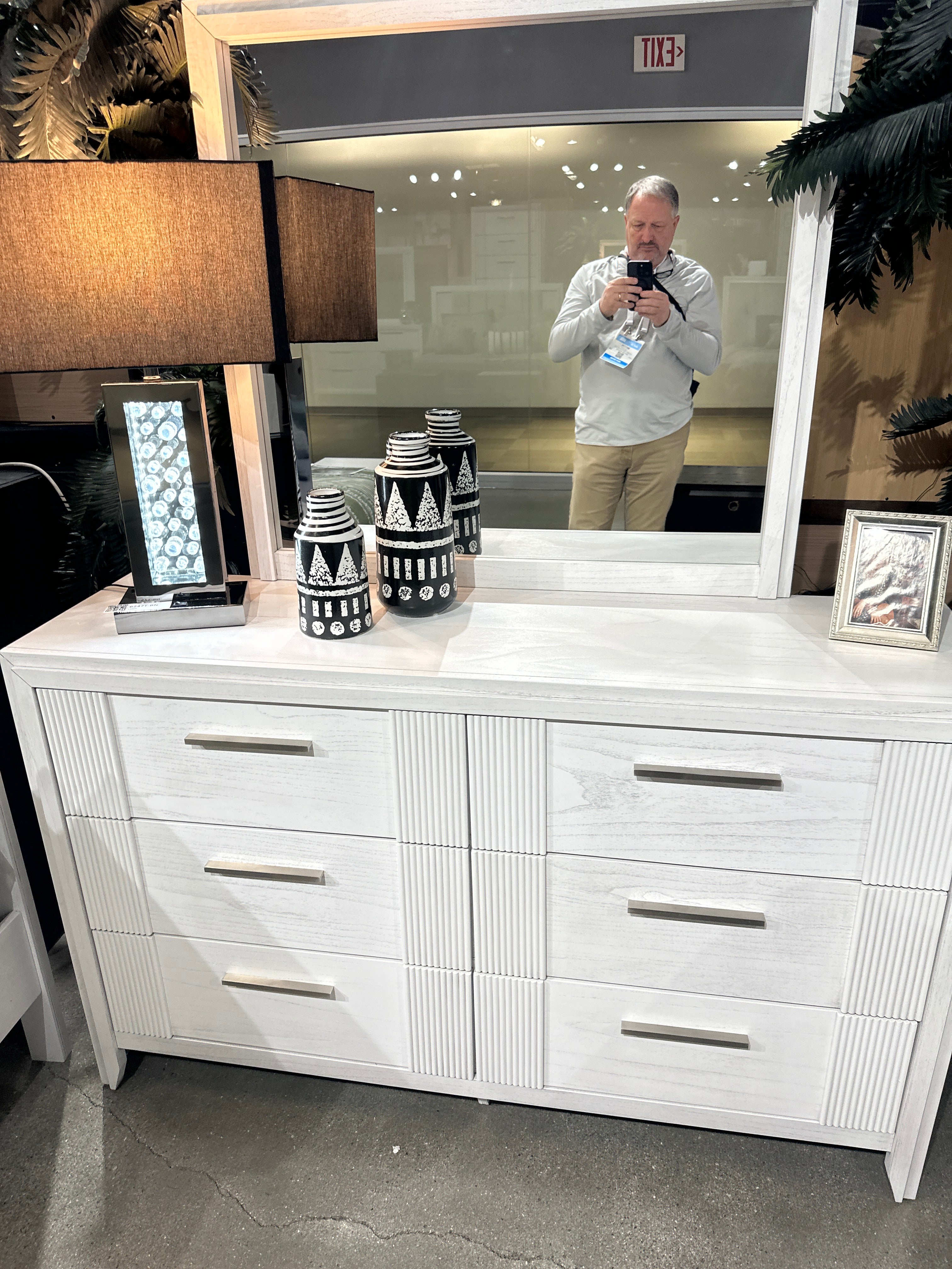 B5550 Carlton Transitional Bedroom Collection