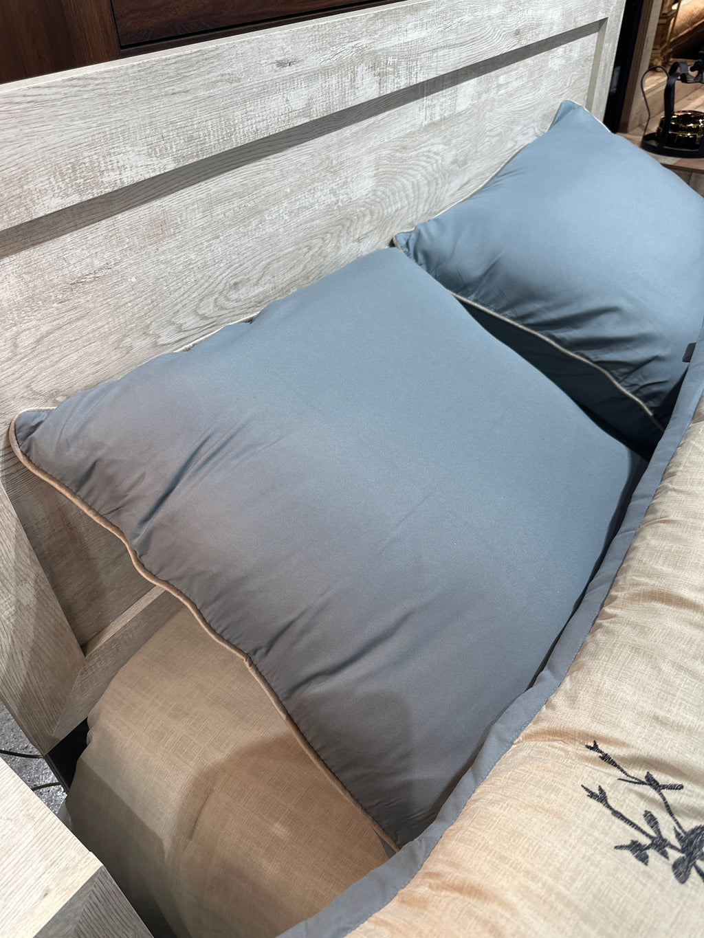 B9220 Millie White Bedroom Furniture Group