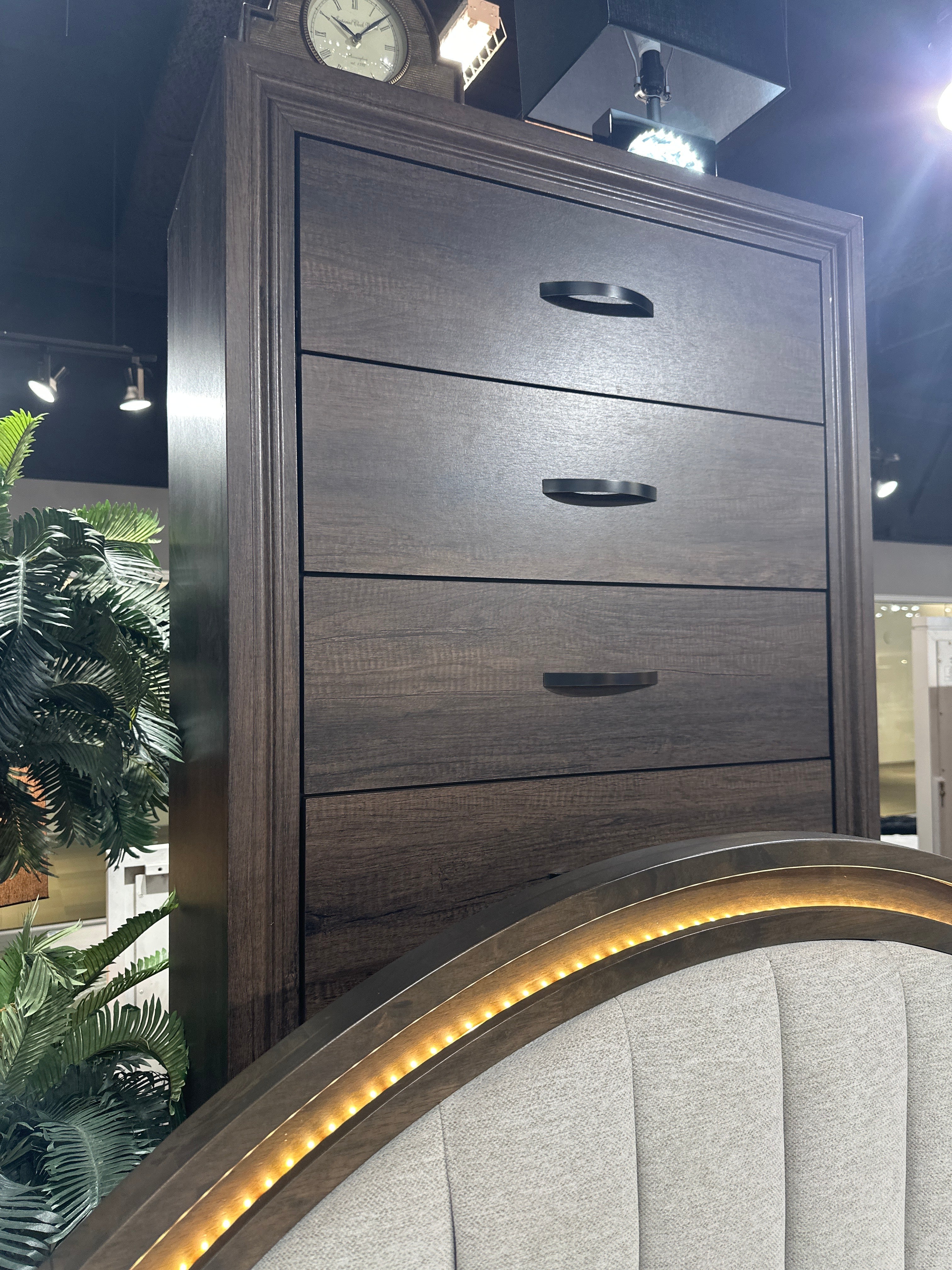 B9285 Noreen Modern Bedroom Collection