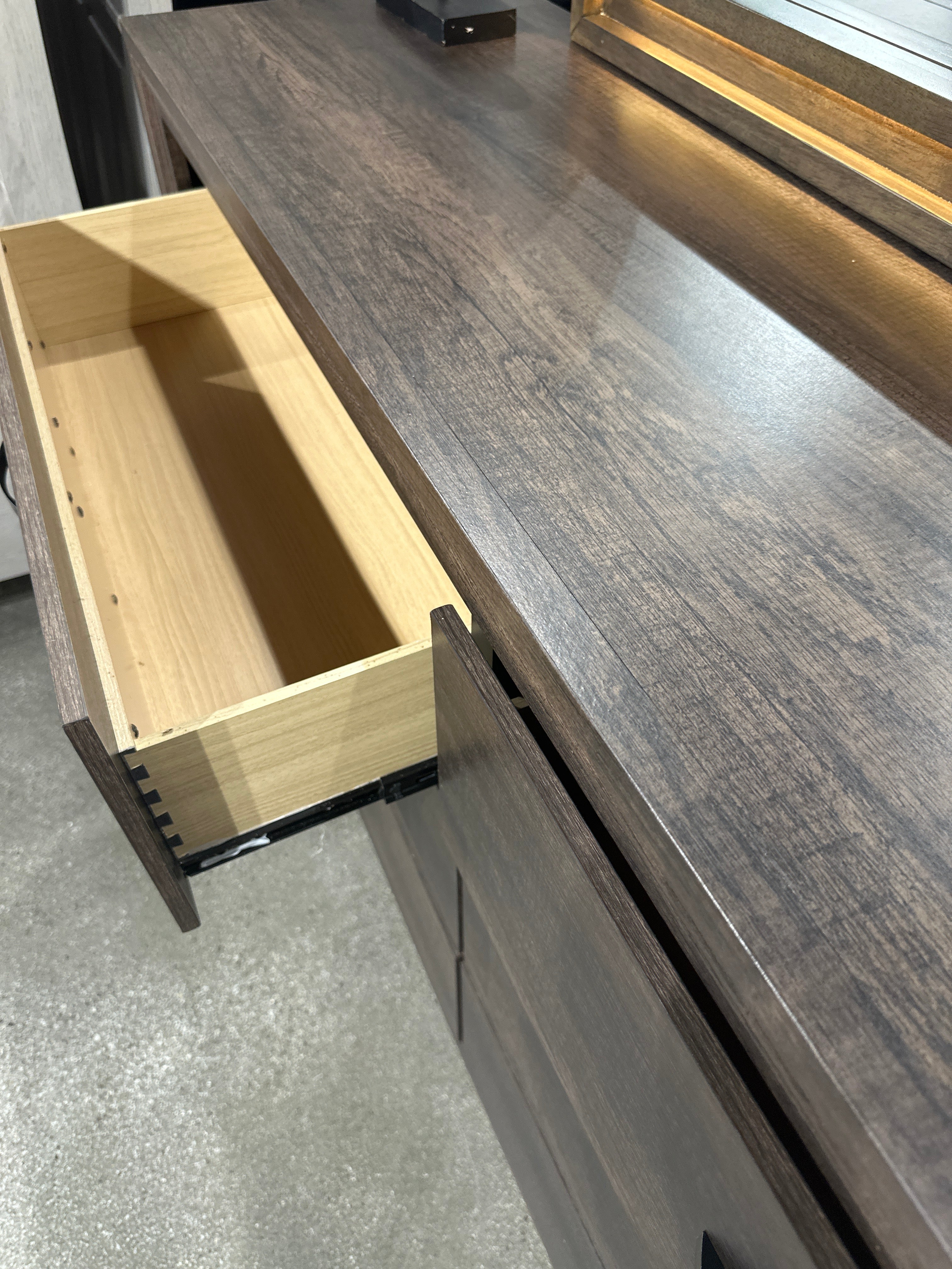 B9285 Noreen Modern Bedroom Collection