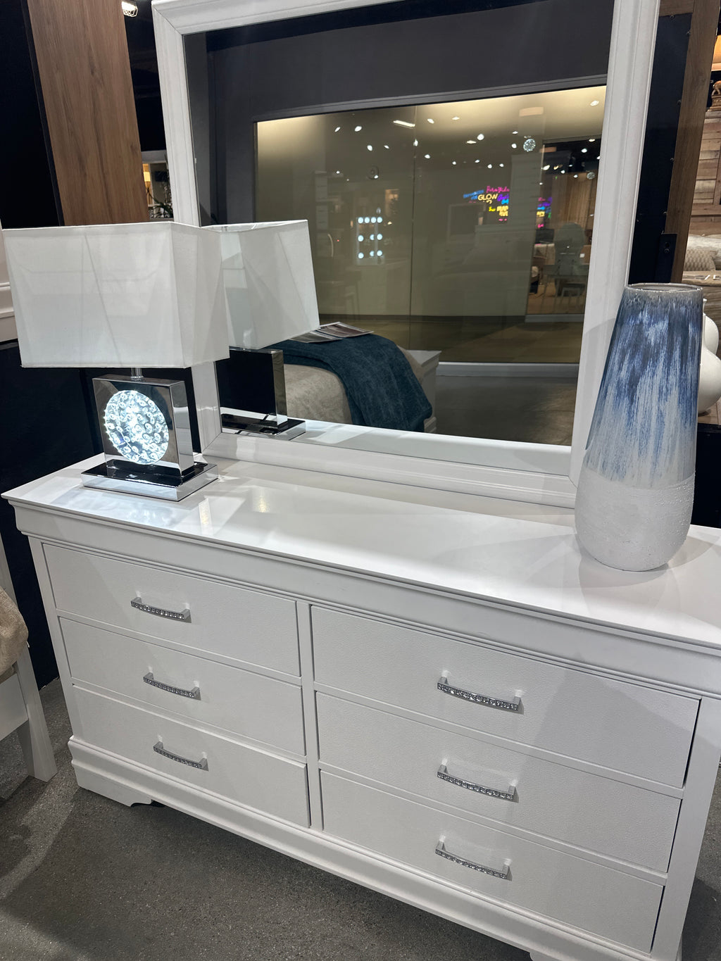 B6912 Amalia White Tufted 4 Piece Bedroom Set