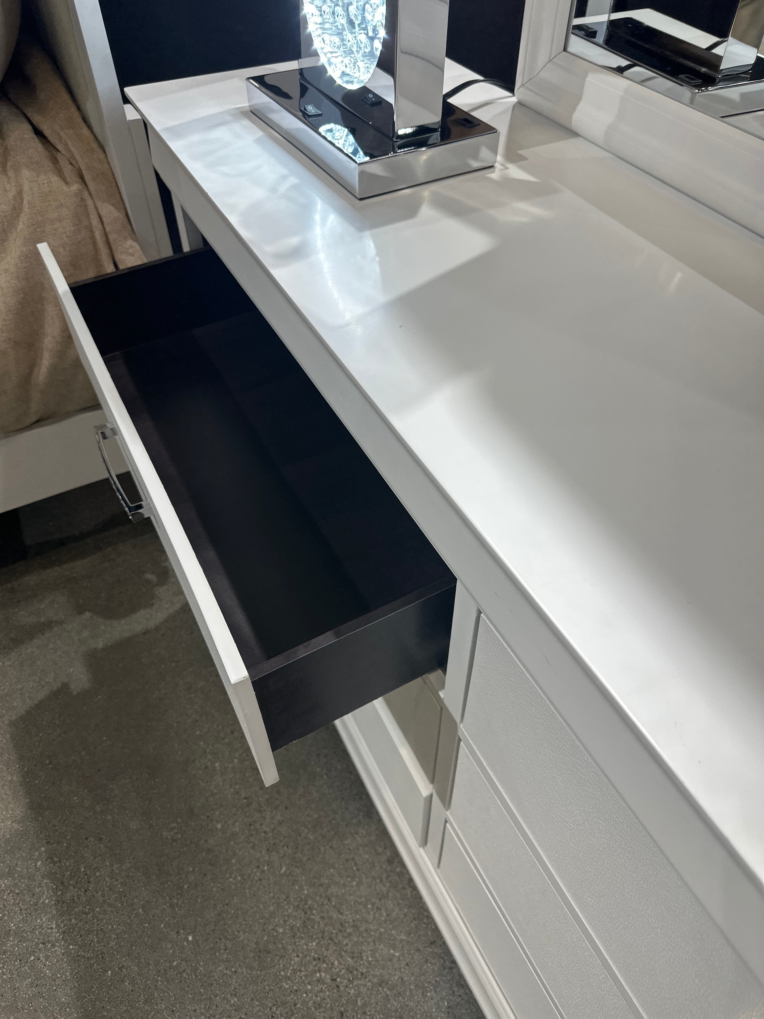 B6912 Amalia White Tufted 4 Piece Bedroom Set