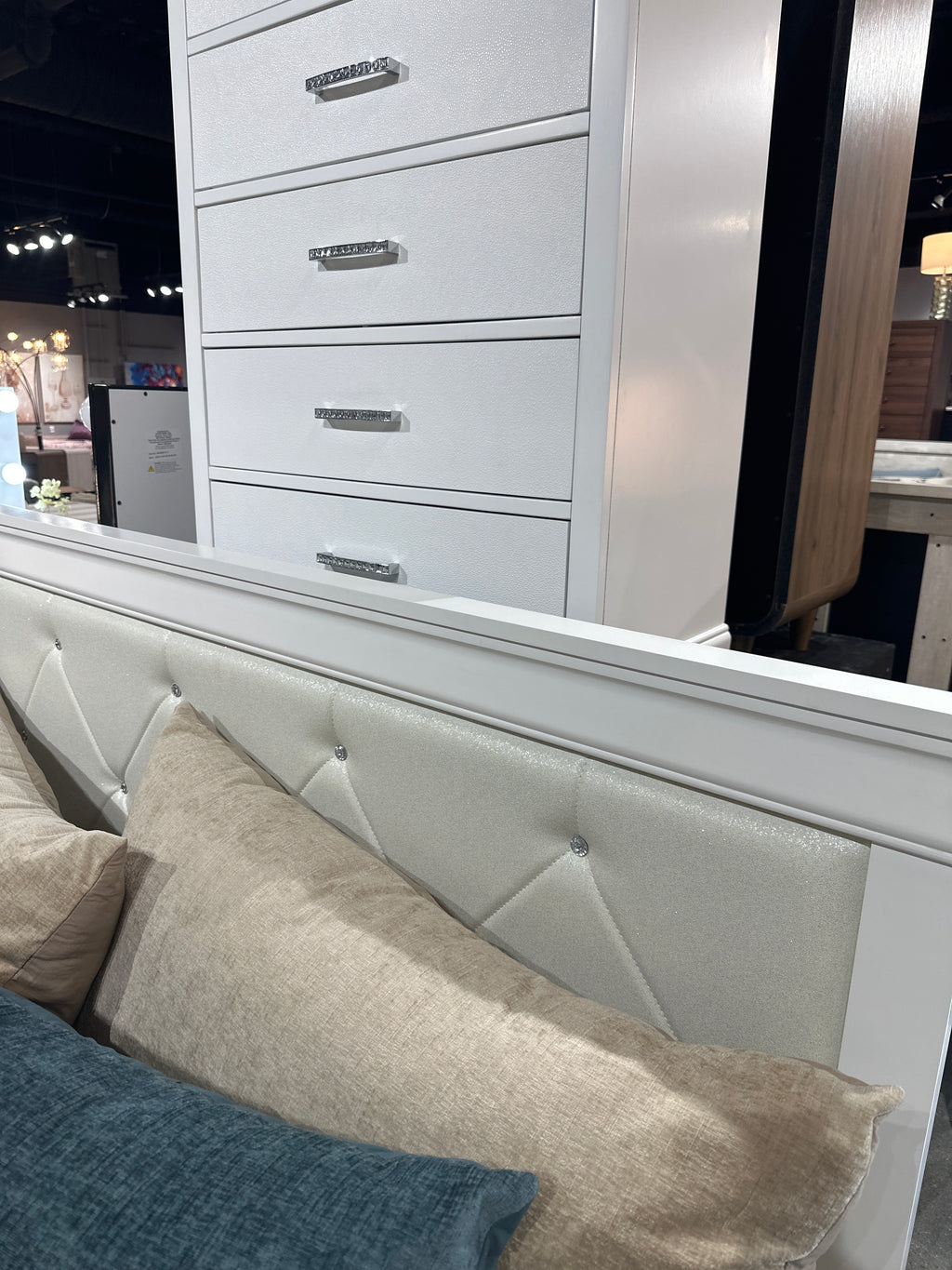 B6912 Amalia White Tufted 4 Piece Bedroom Set